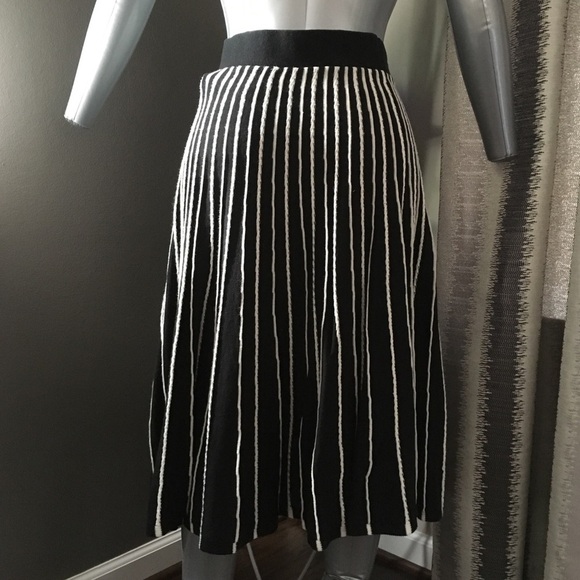 NECESSARY OBJECTS Fun and Flirty Skirt - Size S - Picture 6 of 7